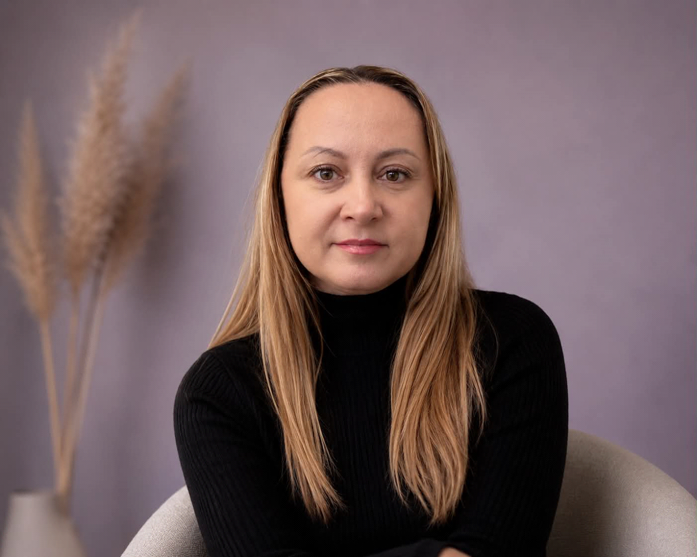 Iwona Sławińska siedząca w fotelu
